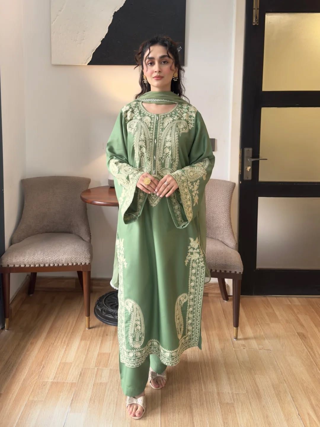 *BRAND NAME* URGE

_WEAR BY THE GORGEOUS ACTRESS_ *ALINA AMIR*