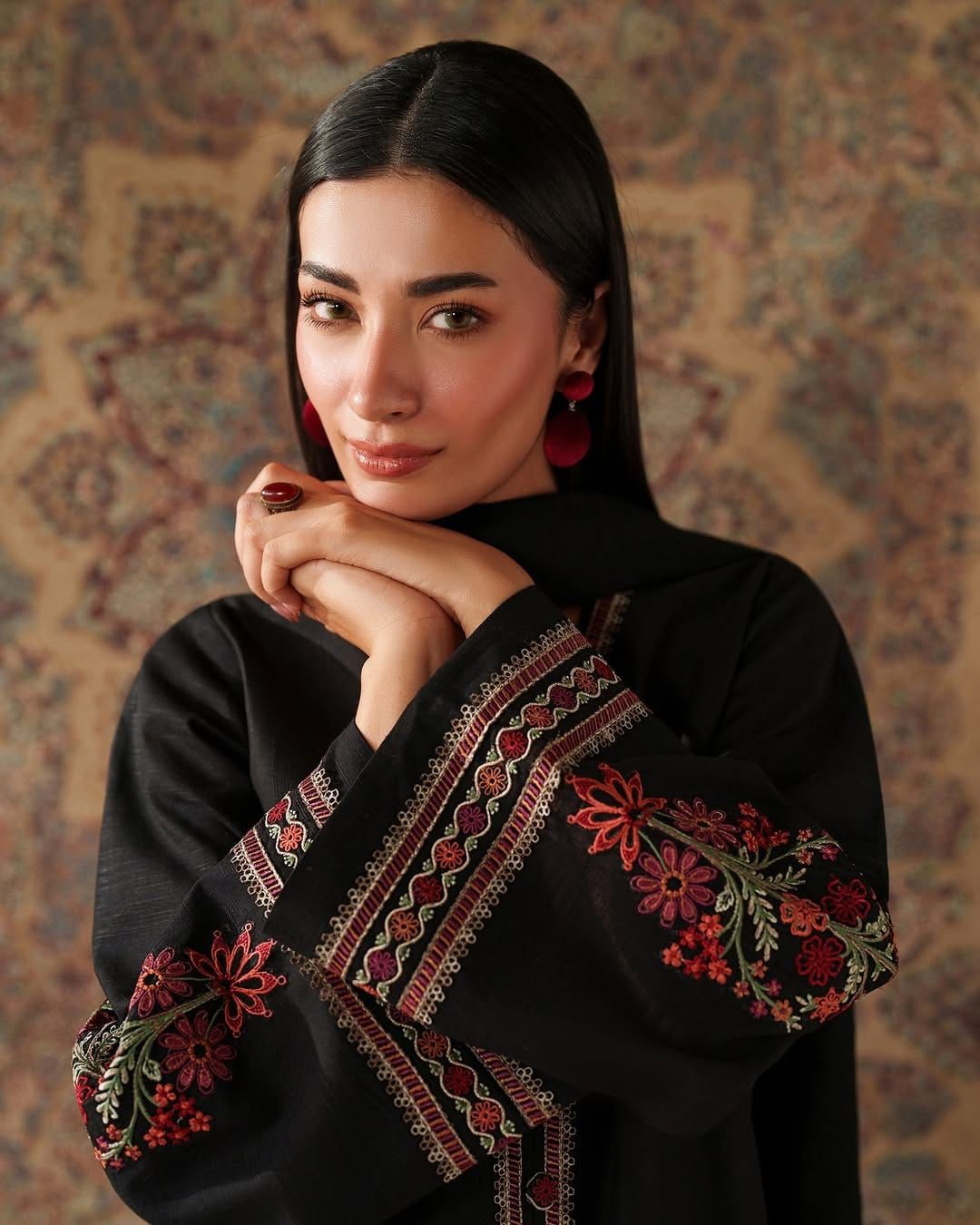 BRAND NAME* BAROQUE 

_WEAR BY THE GORGEOUS ACTRESS