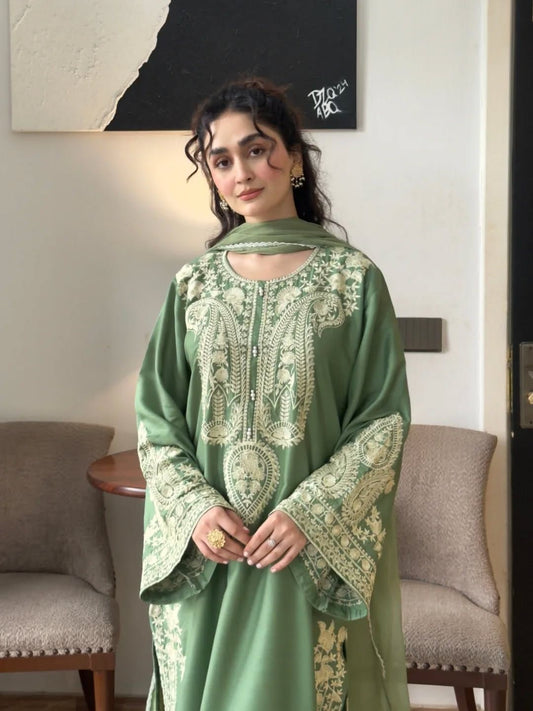 *BRAND NAME* URGE

_WEAR BY THE GORGEOUS ACTRESS_ *ALINA AMIR*